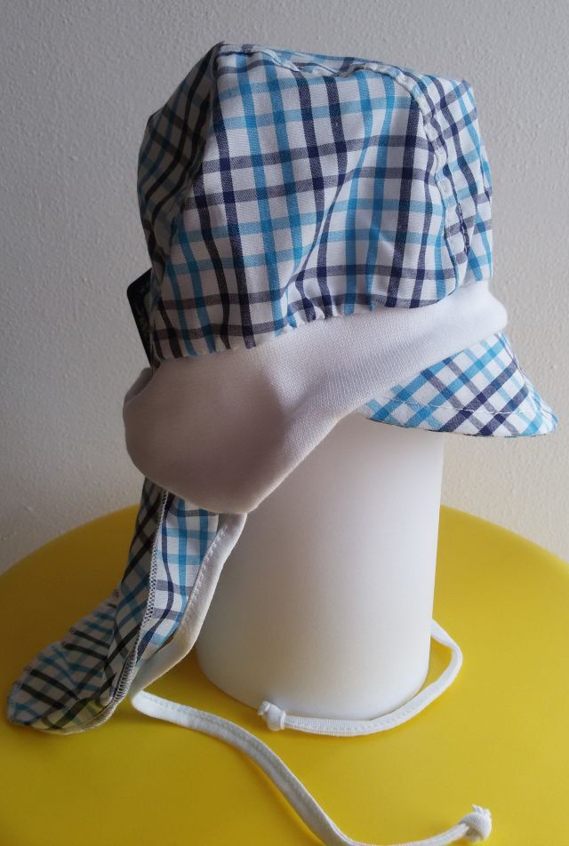 Kšiltovka s plachtičkou, bílo-modré káro