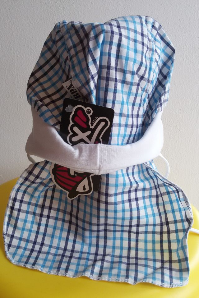 Kšiltovka s plachtičkou, bílo-modré káro