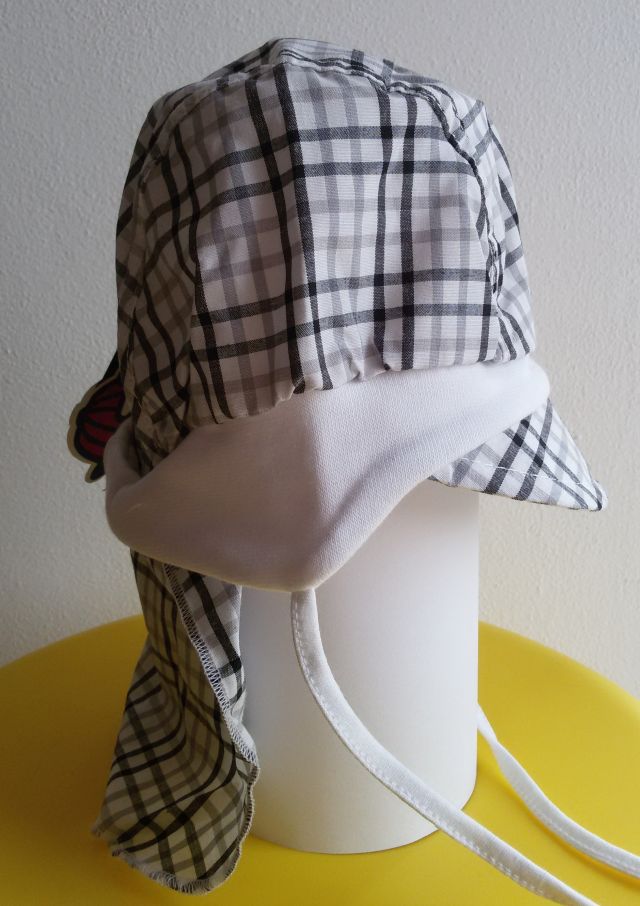 Kšiltovka s plachtičkou, bílo-šedé káro