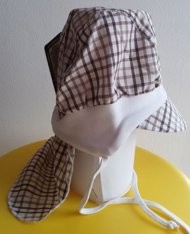 Kšiltovka s plachtičkou, bílo-hnědé káro