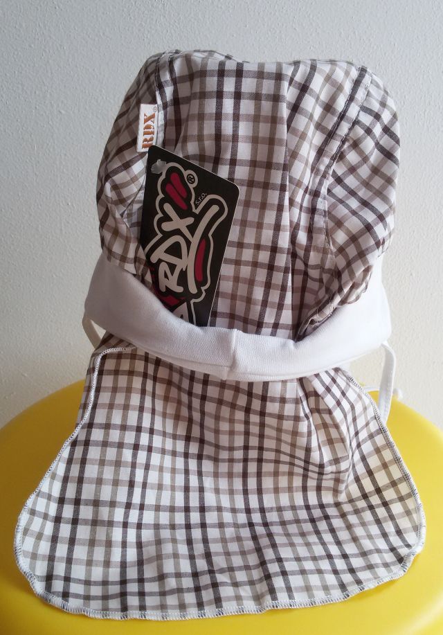 Kšiltovka s plachtičkou, bílo-hnědé káro